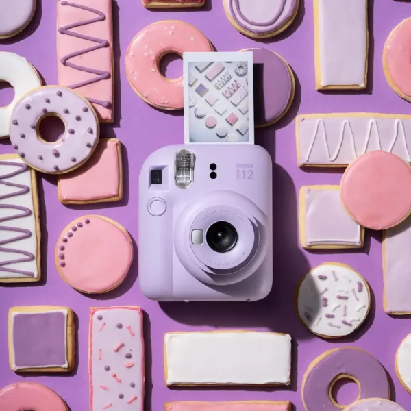 Fujifilm instax mini 12 Lilac Purple - Macchina Fotografica Istantanea, Specchietto Selfie e Modalità Close Up, Esposizione Automatica, Design Pop, Dimensioni Stampa 86 mm x 54 mm - immagine 4