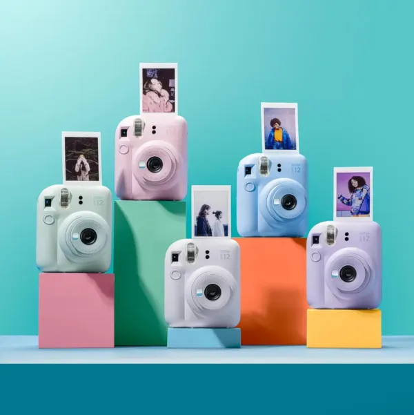 Fujifilm instax mini 12 Lilac Purple - Macchina Fotografica Istantanea, Specchietto Selfie e Modalità Close Up, Esposizione Automatica, Design Pop, Dimensioni Stampa 86 mm x 54 mm - immagine 7